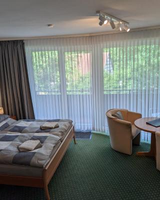 Apartment mit Balkon und Pool, zentral am Waldrand