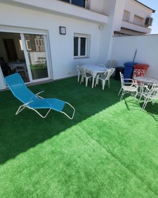 Luminoso ático dúplex con terraza de césped