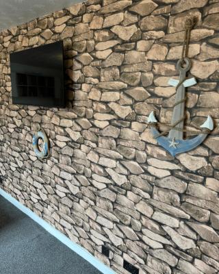 SEA FRONT Lush Apartment MASSAGE POWER SHOWER Netflix Tv