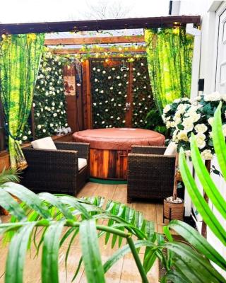 Squirrel Hideaway with Hot Tub in Formby, Liverpool