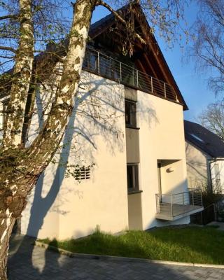 Modernes Ferienhaus mit 2 Balkonen, Terrasse und Garten !