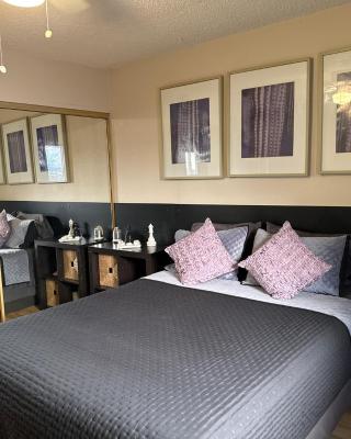 Le Noir, A private bedroom with a private entrance - shared bathroom