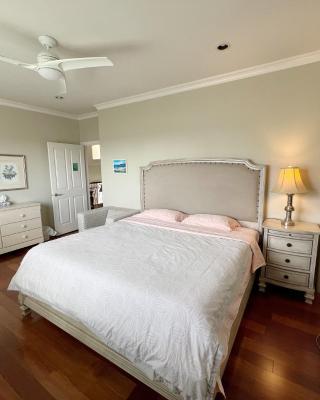 Lucky room, A comfortable bedroom with private bathroom close to YVR Richmond