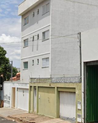 Quarto em Apto Compartilhado Bem Localizado AP 204