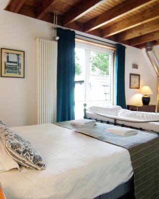 Tranquil wooden house with free parking