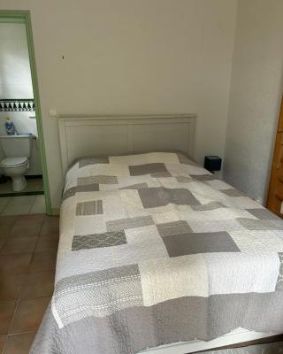 Chambre dans dépendance avec SDB privée