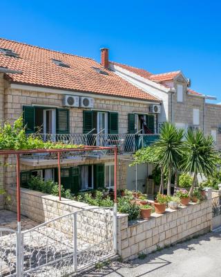 Apartments and rooms with parking space Supetar, Brac - 5658