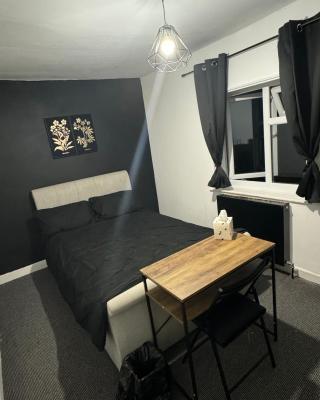 Small Double Room Located 2 Minutes From Gloucester Royal Hospital