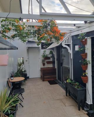 Small PET FRIENDLY Granny flat with paved courtyard