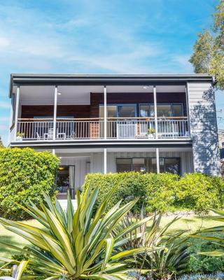 Baggies On Dutchies, 9 Burbong Street - Large pet friendly house with spectacular waterviews, Wi-Fi and air con