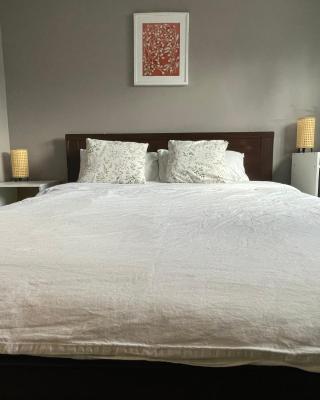 private room with queen bed in richmond 202