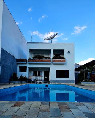 Suítes em rua principal de Socorro-SP
