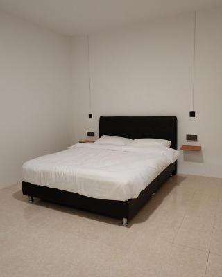 23 Inn Queen bedroom with Balcony