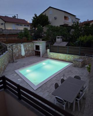 LUXURY Apartment IMOTA,with private pool,Car EVcharger
