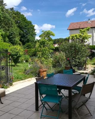 Apiculteur loue 2 chambres dans cadre verdoyant