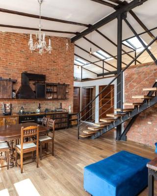 Vintage Mezzanine Apt in City Center - By Wehost