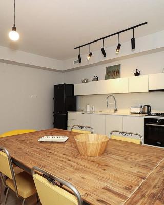 Mtatsminda Cozy Apt: Central & Comfy - By Wehost