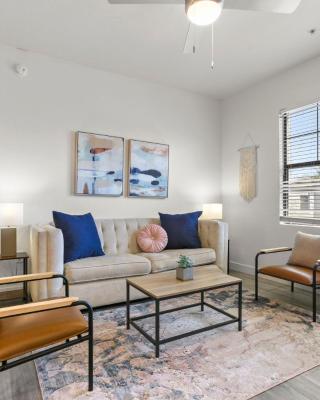 CozySuites Glendale by the stadium w pool! 11
