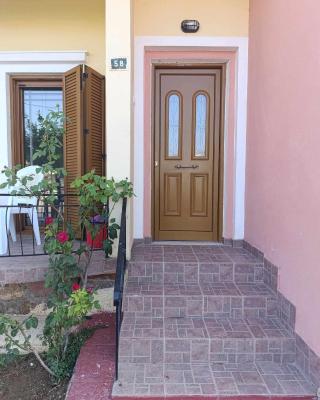 Rustic Bright Appartment near Lefkanti Beach