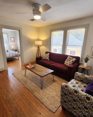 Cute & Quiet Garage Apt Home