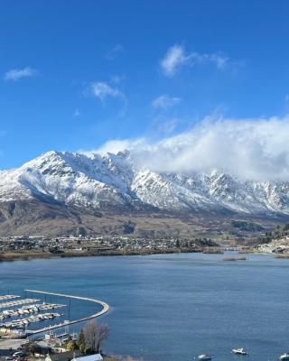 Stunning Lakeview Holiday House Queenstown