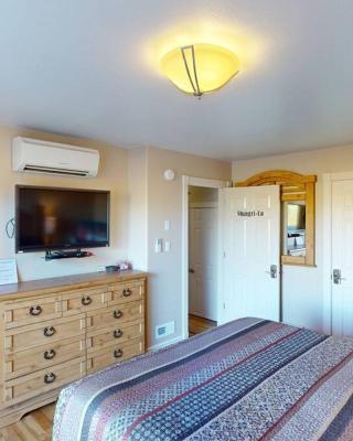 Tacit Shadow Resort Shangri-La King Suite, Gym, Coffee Bar, Hot-Tub, Free Laundry, Food Available