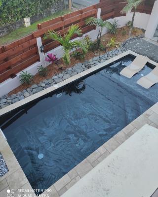 Les caze de la mer cassée avec piscine