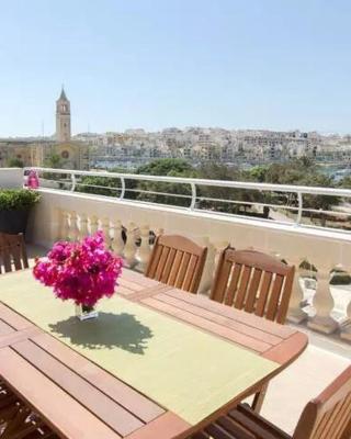 Penthouse with Picturesque Garden and Bayviews