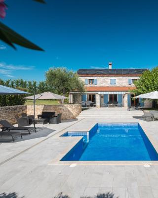 Mon Perin Castrum - House of Nice Memories