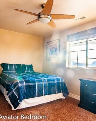 Tacit Shadow Resort Aviator Queen Suite, Gym, Coffee Bar, Hot-Tub, Free Laundry, Food Available