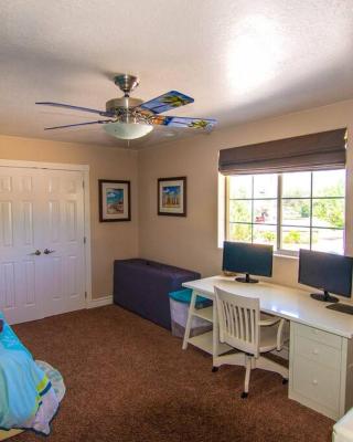 Tacit Shadow Resort Paradise Deluxe Suite, Gym, Coffee Bar, Hot-Tub, Free Laundry, Food Available