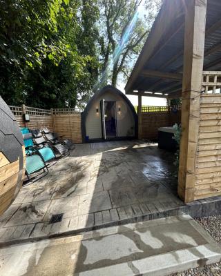 Paddock Pod - Sleeps 4 & Roofed Over Private Hot Tub & NEW SAUNA