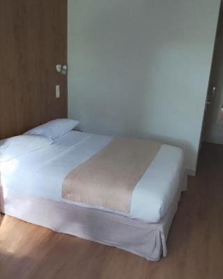 Chez Yves , 200 m du canal , 7 min de Golfech , parking privé et gratuit , rangement vélo fermés