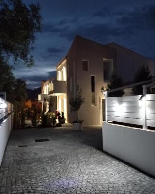 Villa Est