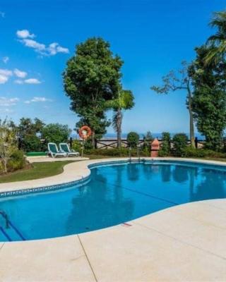Luxury apartment with sea views, golf, gym, spa, 7 pools