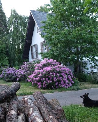 Privatzimmer im Landhaus mit großem Garten und Parkplatz