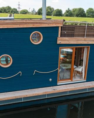 Tiny-Hausboot Irene mit Kamin und Dachterrassenlounge