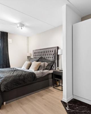 Luxurious modern room in central Oslo - EUR 4k Expensive Bed and 82'' Cinematic TV