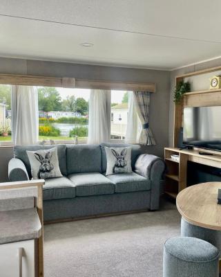 Pretty 2 Bedroom Caravan, South Cerney