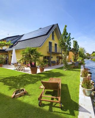 Ferienwohnung, 2 Zimmer, 4 bis 6 Personen, 67 qm, mit großem Balkon, entlang am Fluss, an der Aach, am Bodensee, nah am Naturschutzgebiet