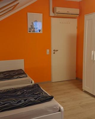 Dreibettzimmer mit Gemeinschaftsküche und je 2 Dusch- und 2 Toilettenzimmern