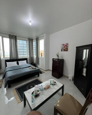 Corniche Street - Extremely Unique Room