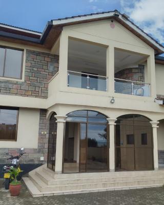 Twiga Whitehouse Villa
