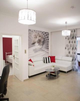 Cozy apartment with sea view next to Marina Zeas