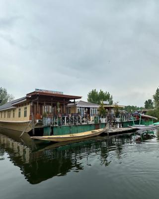 Movie land group of house boats