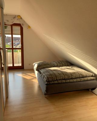 Kleines Dachzimmer mit Balkon
