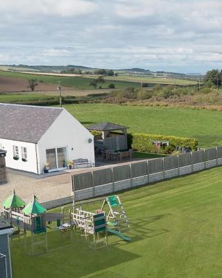 Bungalow with Hot Tub, BBQ Hut, Golf Net , Large Garden & Play Area