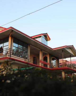 Aditya Homestay Bir-Billing surrounded by Mountains