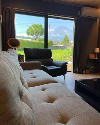 Fujiyoshida house, 2 toilet 2 bathroom, Mt Fuji view, 4 living room, free parking 5 cars, projector, washmachine, pet ok