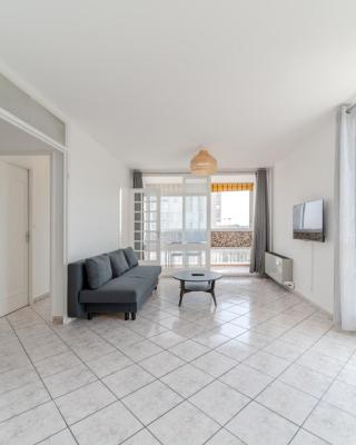 Spacious Apartment for 8 People - Bron Grand Clement